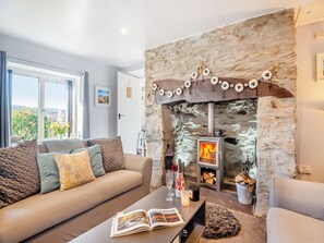 Fireplace - 2 bedroom accommodation in Talysarn (Talysarn)