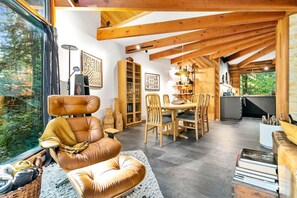 Smart TV, chimenea, futbolito y estéreo