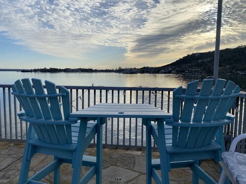 On the WATER! DOCK,POOL, and tons of STARS! HILL COUNTRY CLOSE TO ALL!
