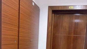Un pasillo con una puerta de madera con la etiqueta 