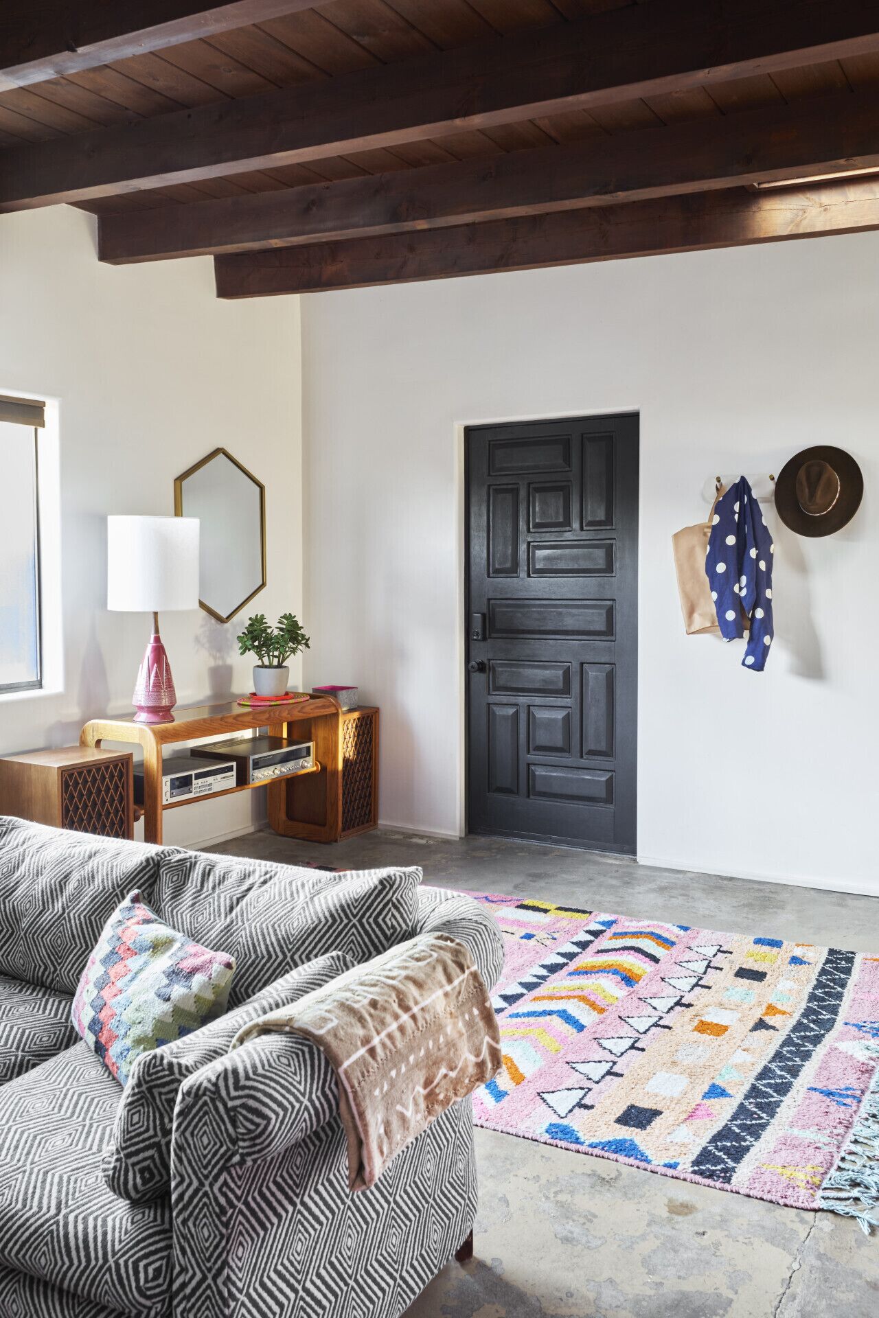 Televisión, chimenea y estéreo 