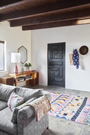 Televisión, chimenea y estéreo 