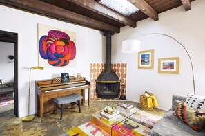 Televisión, chimenea y estéreo 