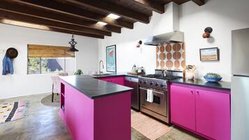 Jääkaappi, uuni, liesi, astianpesukone