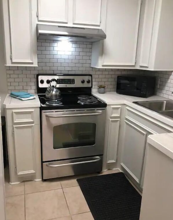 Fridge, oven, stovetop