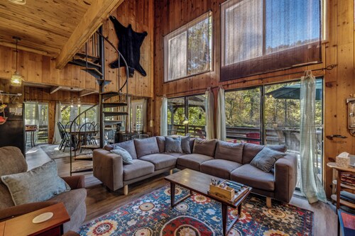 River Song Retreat - Right on the River!