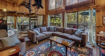 River Song Retreat - Right on the River!