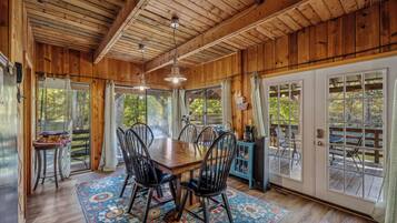 Kabin, Beberapa Tempat Tidur (River Song Retreat - Right on the Riv) | Ruang makan