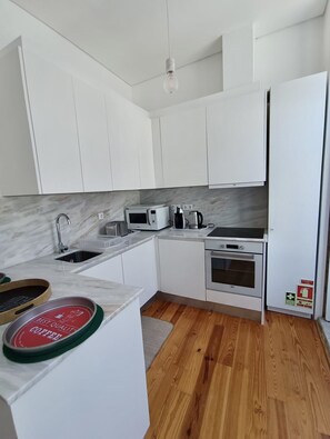 Kühlschrank, Mikrowelle, Ofen, Herdplatte