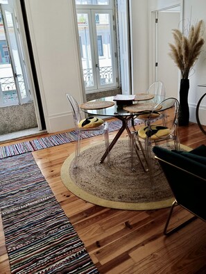 Dining - Centrally located apartment in the heart of major tourist attractions (Porto)