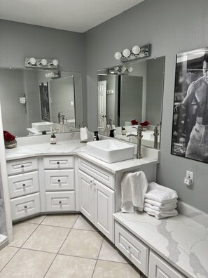 Combined shower/bathtub, bidet, towels, soap