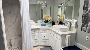 Combined shower/bathtub, bidet, towels, soap