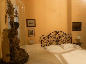 1 غرفة نوم ومكواة/لوح كي وملاءات أسرّة