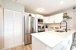 Frigorifero, microonde, forno, piano cottura