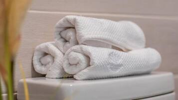 Habitación Deluxe doble | Baño | Bañera y toallas