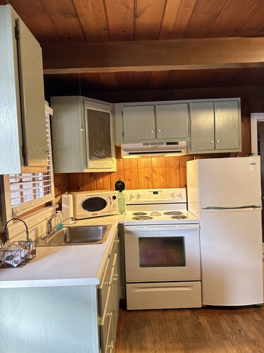 Cabin 4 - Off the grid cabin at Pioneer Village