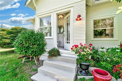 Early 1900s Countryside Farm Stay