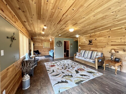 Spacious cottage near the Leota trail head!