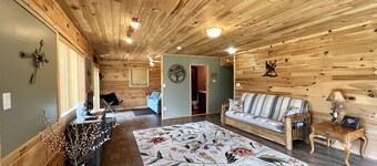 Spacious cottage near the Leota trail head!