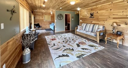 Spacious cottage near the Leota trail head!