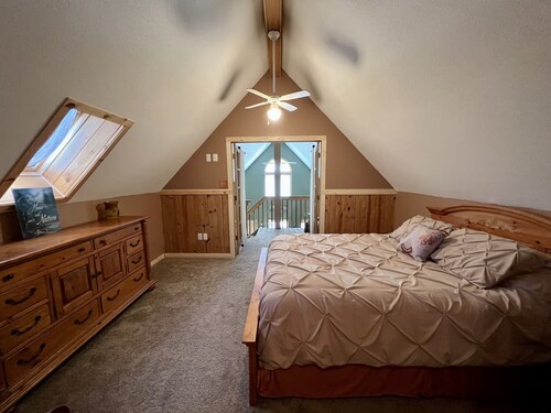 Spacious cottage near the Leota trail head!