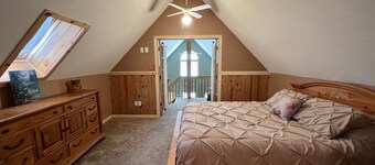 Spacious cottage near the Leota trail head!