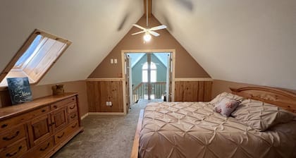 Spacious cottage near the Leota trail head!