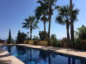 Outdoor pool, pool umbrellas, sun loungers - Rukhsanas Wellness & Heavenly Retreat (Cabo San Lucas)