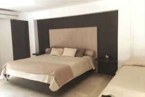4 bedrooms, free WiFi, bed sheets - "Beach Front House with Pool" (San Alfredo)