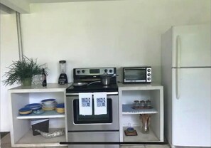 Fridge, microwave, oven, stovetop - "Beach Front House with Pool" (San Alfredo)