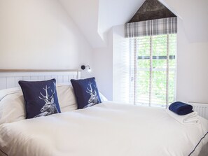 2 bedrooms, free WiFi, bed sheets - 2 bedroom accommodation in Falkland, near Cupar (Falkland, near Cupar)