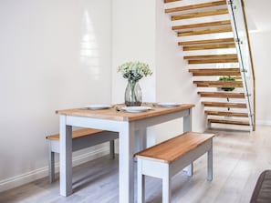 Dining - 2 bedroom accommodation in Falkland, near Cupar (Falkland, near Cupar)