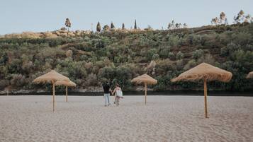 PĂ„ stranden och 2 strandbarer