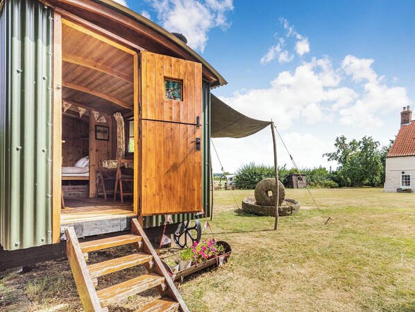 Exterior | The Kingfisher - Longwool Shepherds Huts, Old Woodhall