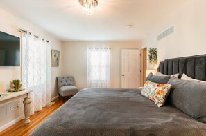 4 bedrooms, desk, iron/ironing board, free WiFi - The Wild Rose ~ A Custom Glam Cottage with Theater! In Historic Old St Charles (Saint Charles)