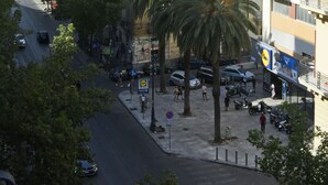 A multi-story building with balconies and a street view. - Hotel Roma 62 (Palermo)