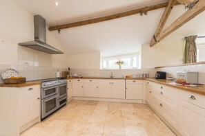 Fridge, microwave, oven, dishwasher - Clayhanger Lodge is a spacious, converted detached barn (Abbotsbury)