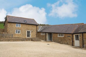 Exterior - Clayhanger Lodge is a spacious, converted detached barn (Abbotsbury)