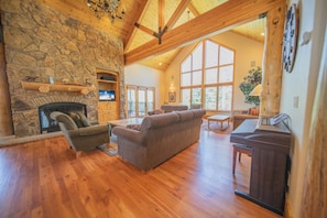 Deluxe House, 5 Bedrooms, Hot Tub, Mountain View (Goldenrod Home 6) | Exterior