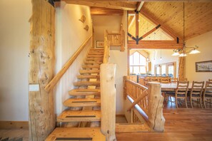 Casa luxo, 5 quartos, banheira de imersão, vista para a montanha (Goldenrod Home 6) | Fachada
