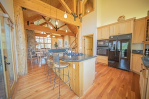 Deluxe House, 5 Bedrooms, Hot Tub, Mountain View (Goldenrod Home 6) | Exterior