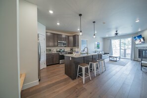 Condo premium, 2 quartos, sacada, vista para a montanha (Clearwater Lofts Bldg 2 203) | Fachada