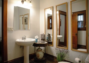 Combinazione doccia/vasca, sapone, carta igienica