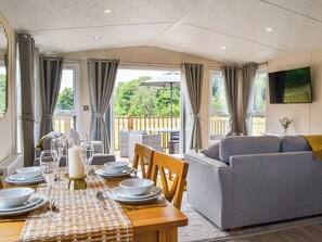 TV - 2 bedroom accommodation in Sewerby (Sewerby)