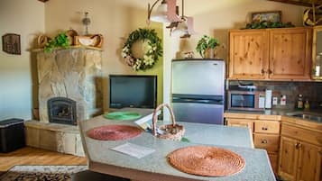 Refrigerador, microondas, parrilla de estufa y cafetera y tetera