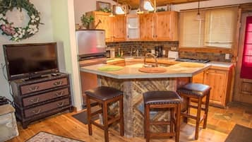 Refrigerador, microondas, parrilla de estufa y cafetera y tetera