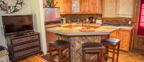 KĂŒhlschrank, Mikrowelle, Herdplatte, Wasserkocher mit Kaffee-/Teezubehör