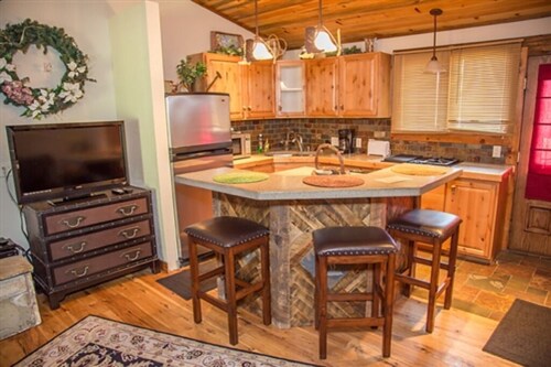 08) 1 Bedroom Condo - King - The Mountain Inn