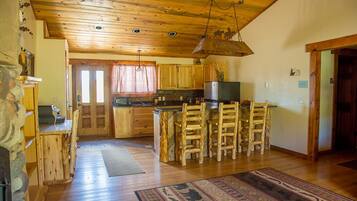 Geladeira, micro-ondas, cooktop, cafeteira/chaleira