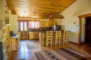 Geladeira, micro-ondas, cooktop, cafeteira/chaleira